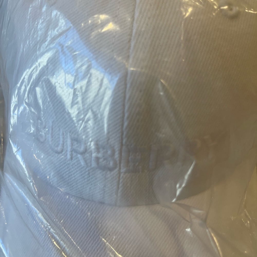 Luxury white Burberry women’s baseball cap all seasons